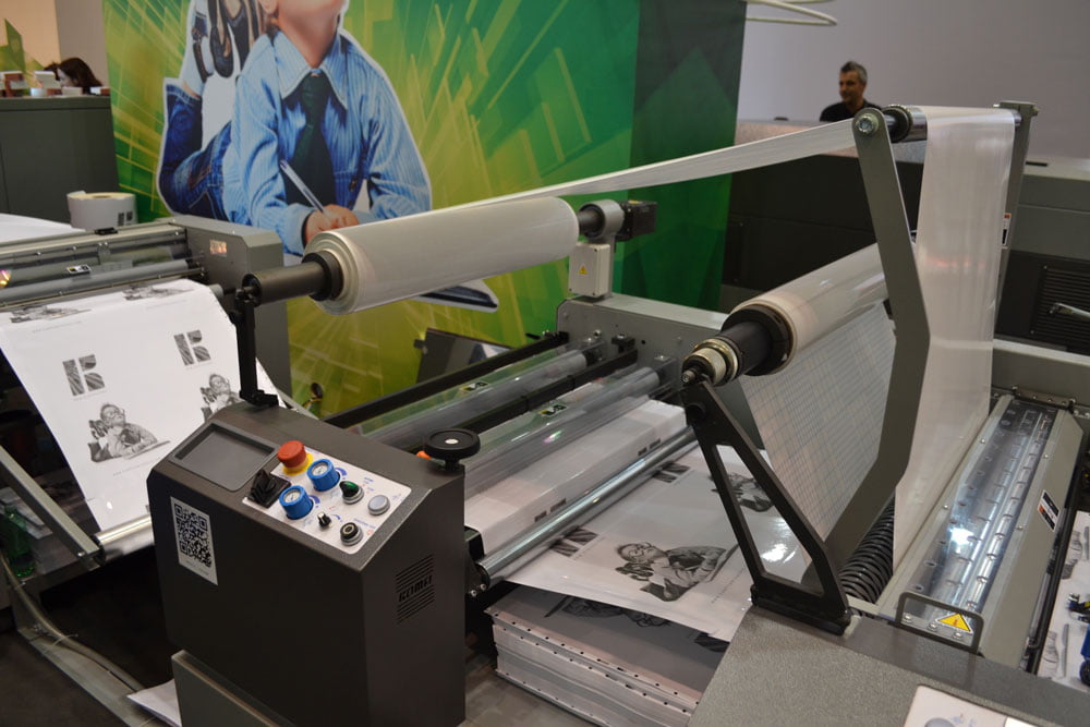 Komfi Amiga 76 svelger store mengder trykk som skal kald- eller varmlamineres. Her kan også digitaltrykk få en helt personalisert foliering.