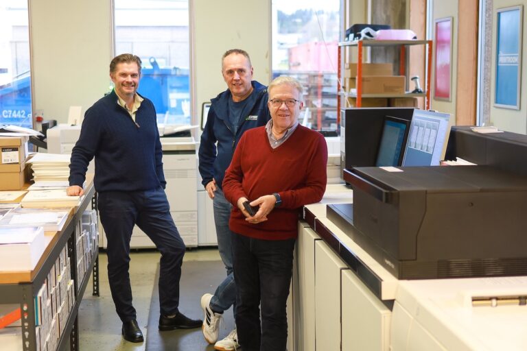 Jon Larsen, account manager i Canon, Odd Aandal, designer i Jærprint og Bjørn Reidar Kleppe, daglig leder i Jærprint.