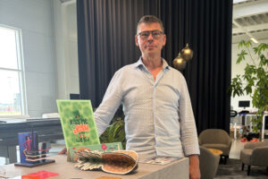 Lars-Nikolajsen-i-showroom